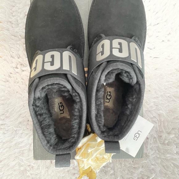 New with tags UGG NEUMEL 11 GRAPHIC BOOTIE An elastic strap w/logo. PLUSH LINING - Picture 6 of 8